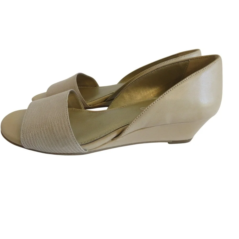 Bandolino Gerritsen Womens Beige Snakeskin Embossed Low Wedge Sandals‎ Size 6M